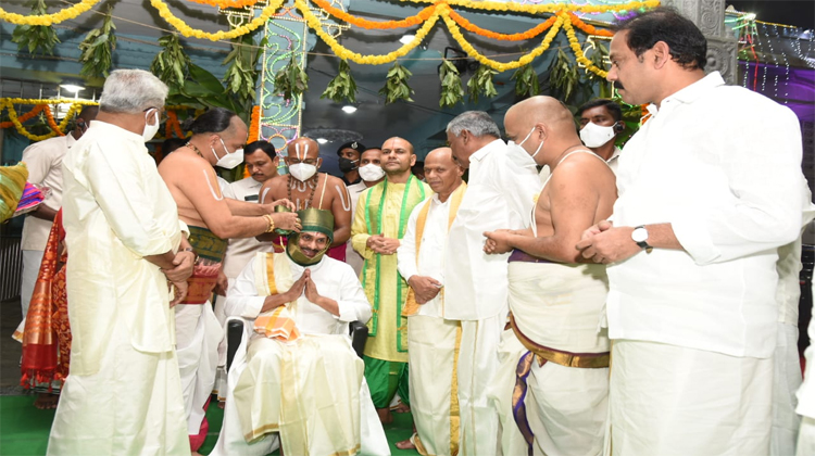 AP CM YS Jagan Presents Silk Robes To Lord Balaji
