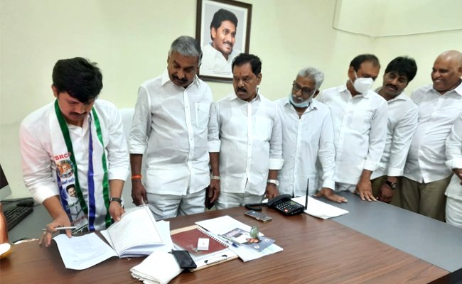 Tirupati Lok Sabha By-Polls: YSRCP Candidate Dr Gurumurthy Files Nomination